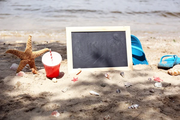 Tomma tavlan på stranden bakgrund — Stockfoto