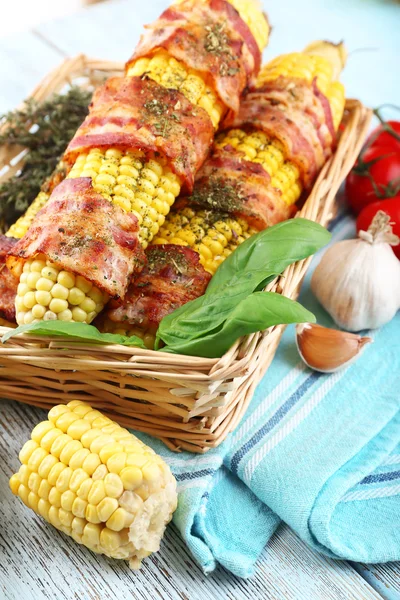 Maïs enrobé de bacon grillé — Photo