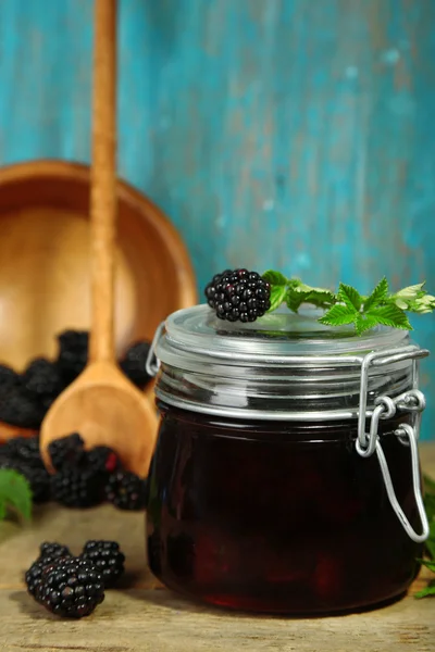 Välsmakande blackberry sylt och färska bär, på träbord — Stockfoto