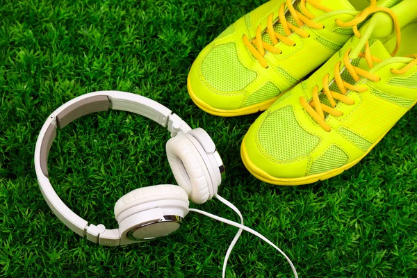 Buty sportowe i słuchawki — Zdjęcie stockowe