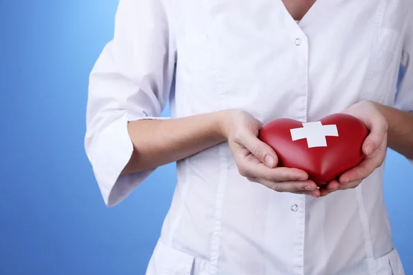 Corazón rojo con signo de cruz —  Fotos de Stock