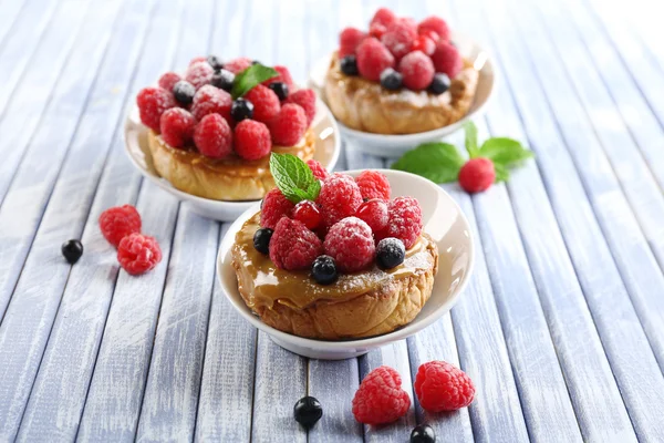 Pasteles dulces con bayas — Foto de Stock