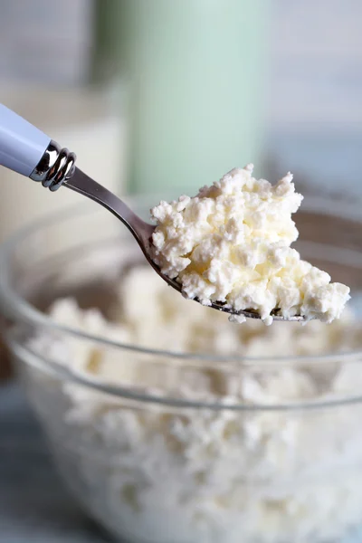 Bouteille en verre de lait et fromage cottage sur fond en bois — Photo