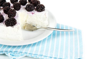 Cheesecake beyaz tabak portre üzerinde taze çilek ile