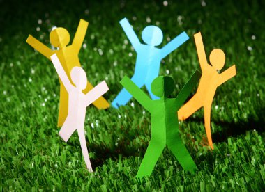 insanlar yeşil çimenlerin üzerinde kağıt, yakın çekim