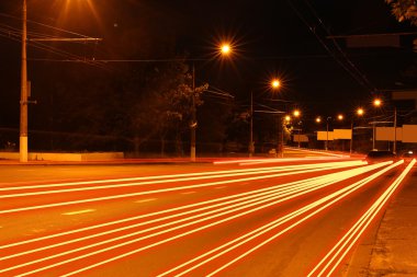 Bulanık ışıklı arabayı gece şehir boyunca hareket ettirir.