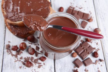 Çikolatalı Krem kavanoz üzerinde tablo yakın çekim
