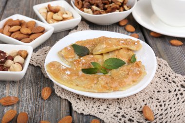 plaka üzerinde kızarmış muz