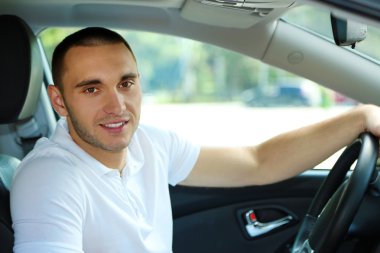 Arabayı süren adam.