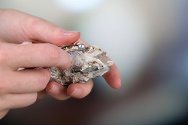 inci holding cımbızla el