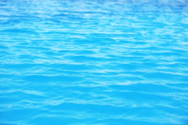 Yüzme havuzunda mavi su