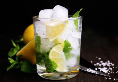 taze malzemeler için mojito eski ahşap tablo