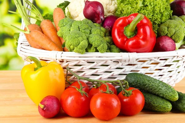 Verduras frescas en canasta de mimbre —  Fotos de Stock