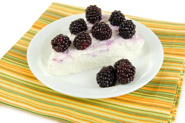 Cheesecake with fresh berries on white plate closeup — Stock Photo, Image