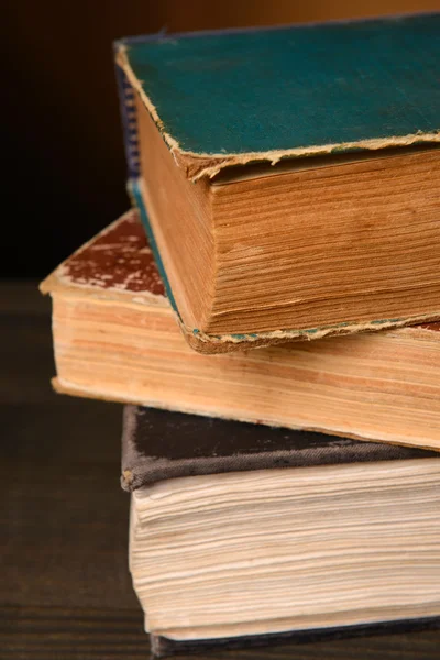 Libros antiguos sobre mesa sobre fondo marrón — Foto de Stock