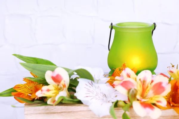 Helle Icon-Lampe mit Blumen auf hölzerner Leiter auf hellem Hintergrund — Stockfoto