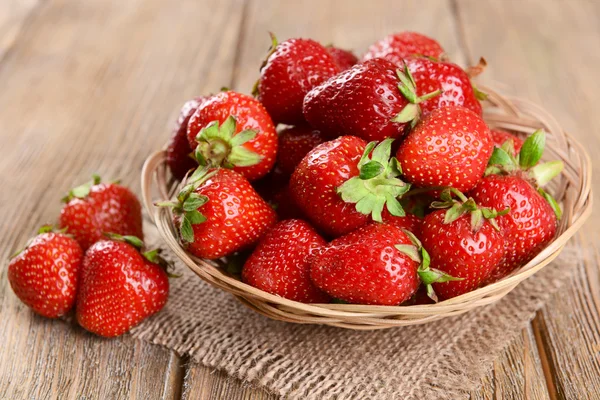 在上表特写的柳条篮子里的甜草莓成熟 — 图库照片