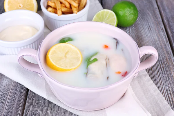 Soupe savoureuse aux huîtres sur table en bois — Photo