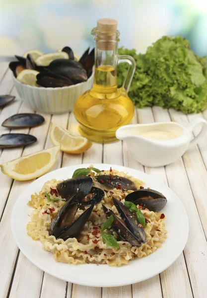 Fideos tradicionales con mejillones en la mesa, de cerca —  Fotos de Stock