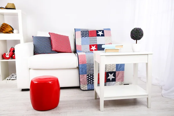 Sofá blanco con almohadas multicolores y cuadros en la sala de estar moderna — Foto de Stock