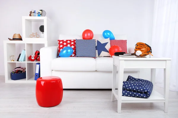 Sofá branco com travesseiros multicoloridos e xadrez na sala de estar moderna — Fotografia de Stock