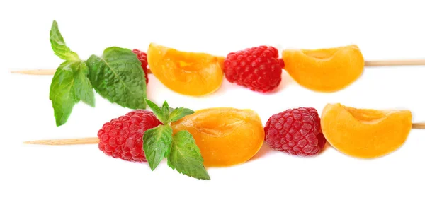 Kebab di frutta fresca per uno spuntino sano isolato su bianco — Foto Stock