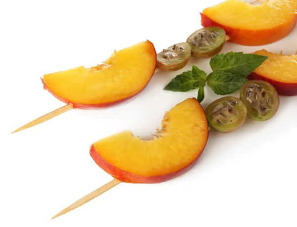 Свежие фруктовые шашлыки для здоровой закуски изолированы на белом — стоковое фото