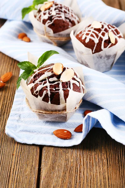 Chutné koláčky s ořechy na tabulka detail — Stock fotografie