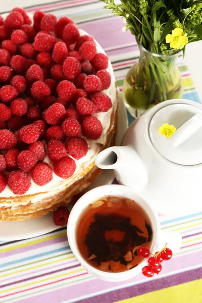 Gâteau savoureux aux baies fraîches, gros plan — Photo