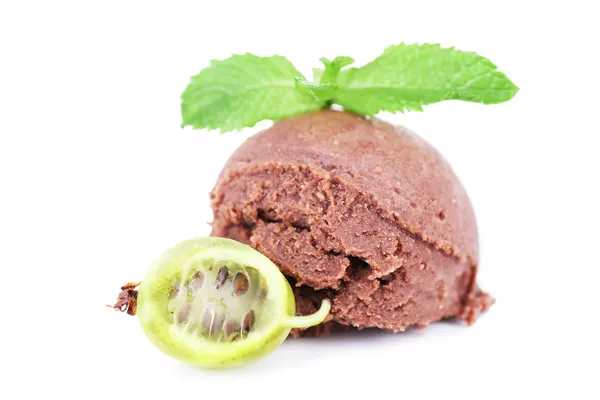 민트 잎과 흰색 절연 베리 초콜릿 아이스크림 — 스톡 사진