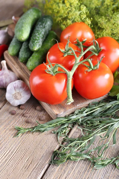 Verse groenten met kruiden en specerijen op tafel, close-up — Stockfoto