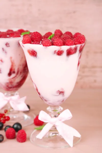 Sabroso postre de frambuesa con bayas sobre fondo de madera rosa —  Fotos de Stock