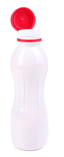 Відкрита пляшка йогурту ізольована на білому — стокове фото