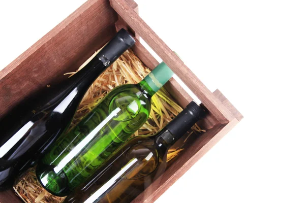 Бутылки вина в деревянной коробке, изолированные на белом — стоковое фото