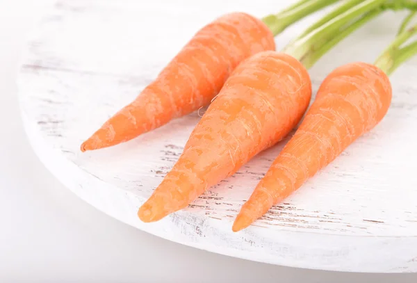 Свіжа морква на дерев'яній підставці — стокове фото