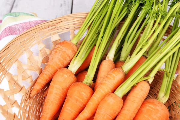 Zanahoria fresca en la cesta en la mesa de cerca —  Fotos de Stock