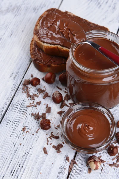 Crema di cioccolato dolce in vaso sul tavolo primo piano — Foto Stock