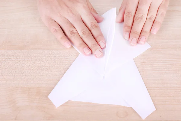 Mani che fanno origami figura, da vicino — Foto Stock