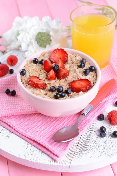 Leckere Haferflocken mit Beeren auf dem Tisch aus nächster Nähe — Stockfoto