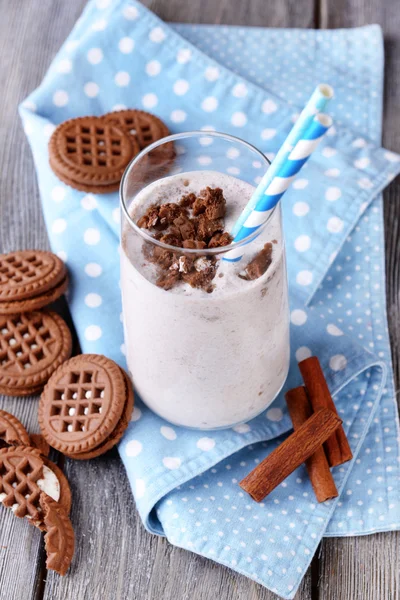 Milk cocktail with chocolate cookies on table close-up — Stock Photo, Image