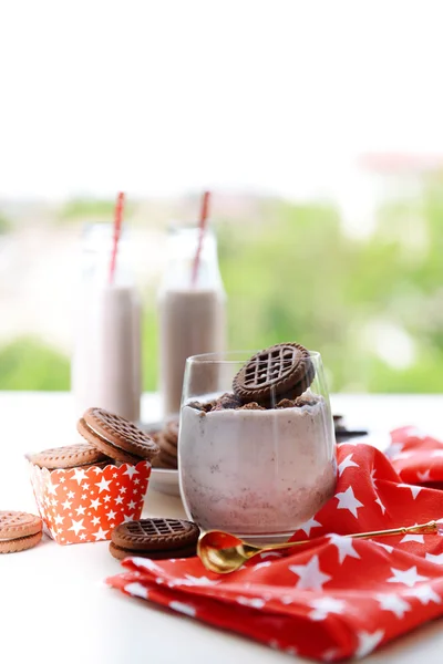 Mléčné koktejly v brýlích a čokoládové sušenky na stole na přírodním pozadí — Stock fotografie