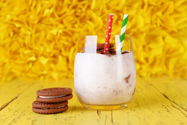 Melk cocktail met chocolade koekjes op gele achtergrond — Stockfoto