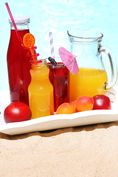 Delicious cocktails on beach, close-up — Stock Photo, Image