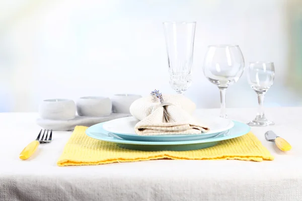 Configuração da mesa de jantar com flores de lavanda na mesa, no fundo claro — Fotografia de Stock