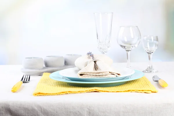 Eettafel instelling met lavendel bloemen op tafel, op lichte achtergrond — Stockfoto