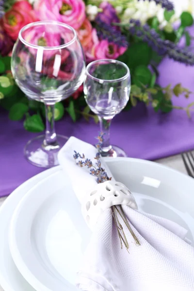 Esstisch mit Lavendelblüten auf dem Tisch, Nahaufnahme. Konzept der Lavendelhochzeit — Stockfoto