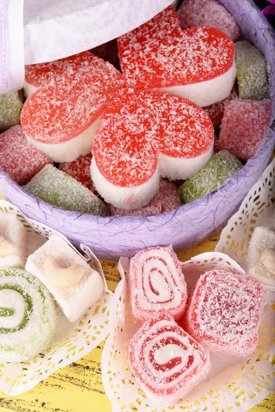 Sweets ile hediye kutusu — Stok fotoğraf