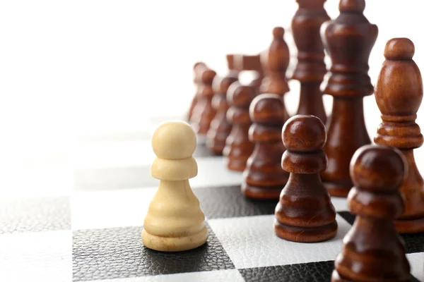 Tablero de ajedrez con piezas de ajedrez — Foto de Stock