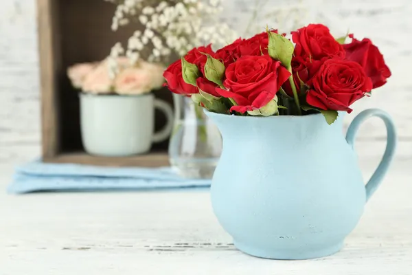 Vackra blommor i vaser — Stockfoto