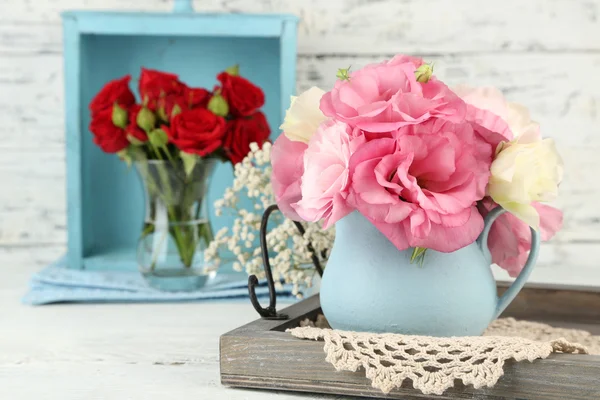 Mooie bloemen in vazen — Stockfoto